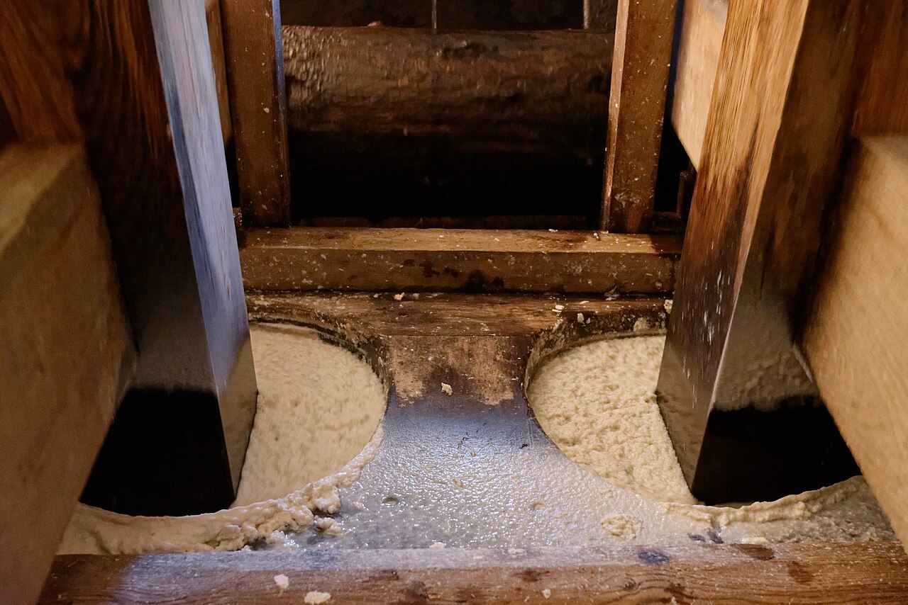 Mécanisme traditionnel de broyage au Moulin Richard de Bas