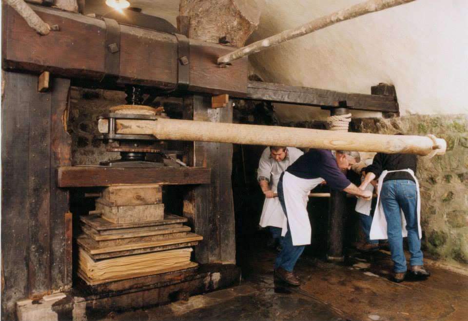 Pressage traditionnel des feuilles de papier