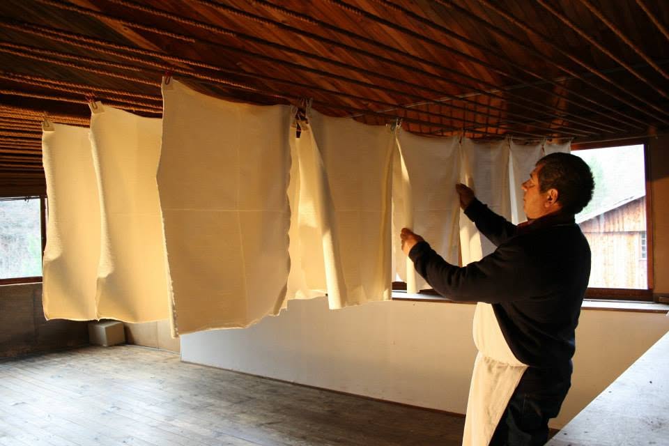 Séchage des feuilles au Moulin Richard de Bas