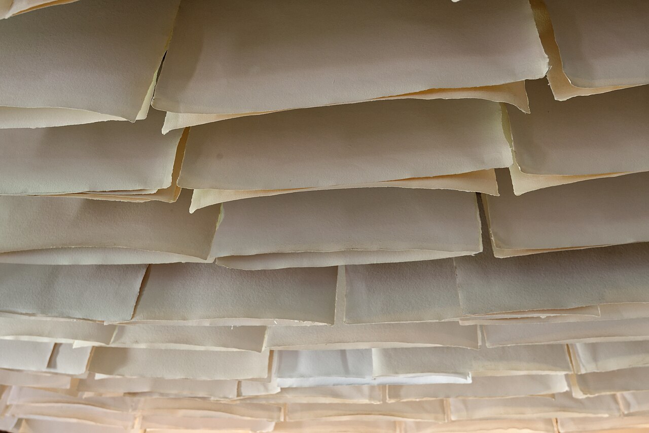 Feuilles de papier artisanal en cours de séchage